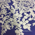 Haftowana koronkowa tkanina w białe kwiaty